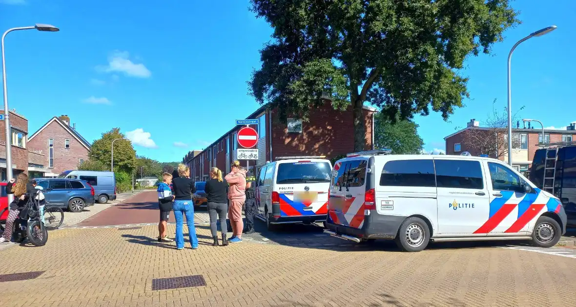 Jonge dame springt net op tijd opzij voor automobilist - Foto 1