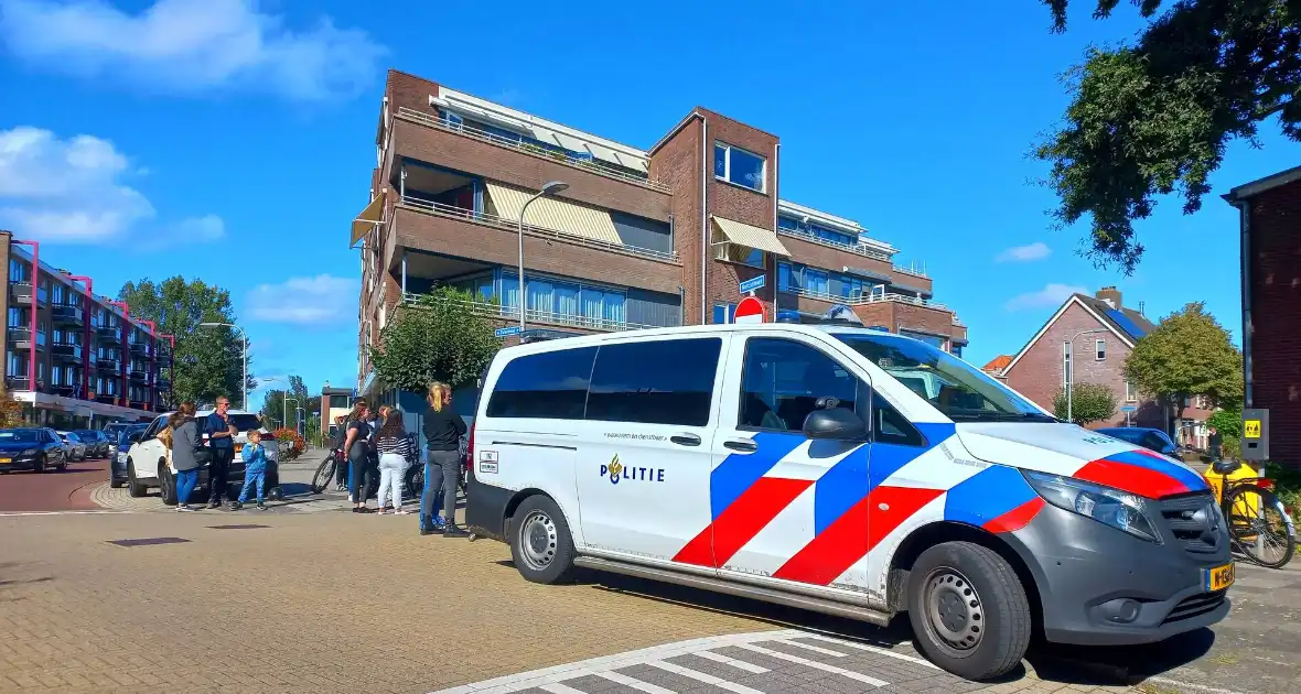 Jonge dame springt net op tijd opzij voor automobilist - Foto 2