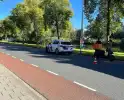 Bezorgscooter en fietser in botsing met elkaar