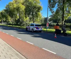 Bezorgscooter en fietser in botsing met elkaar