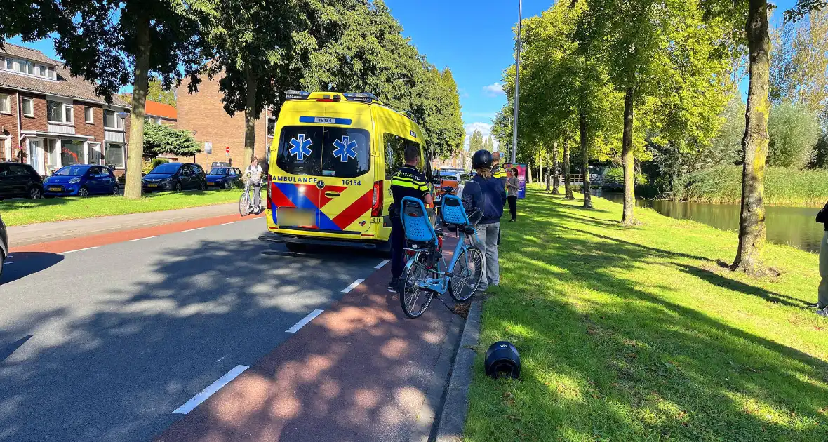 Bezorgscooter en fietser in botsing met elkaar - Foto 1