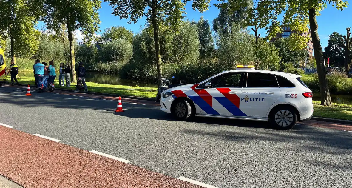 Bezorgscooter en fietser in botsing met elkaar - Foto 2