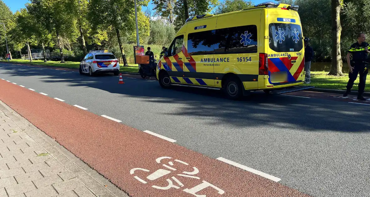 Bezorgscooter en fietser in botsing met elkaar - Foto 3