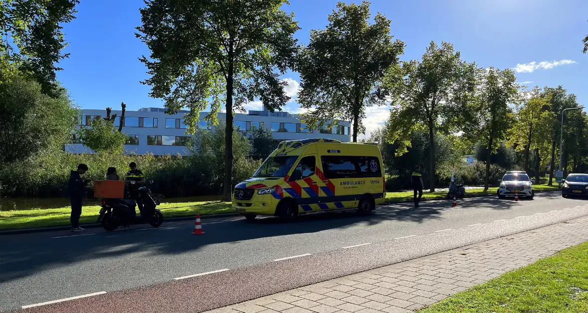 Bezorgscooter en fietser in botsing met elkaar - Foto 4