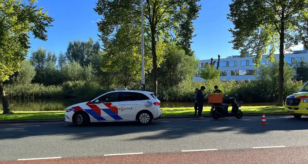 Bezorgscooter en fietser in botsing met elkaar - Foto 5