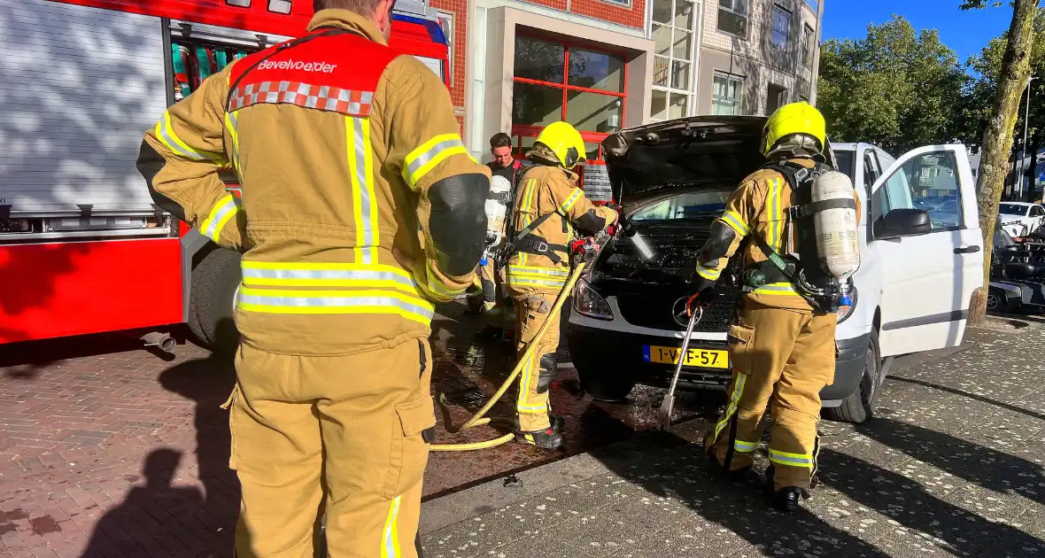 Veel rookontwikkeling bij brand in auto