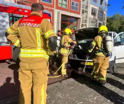 Veel rookontwikkeling bij brand in auto