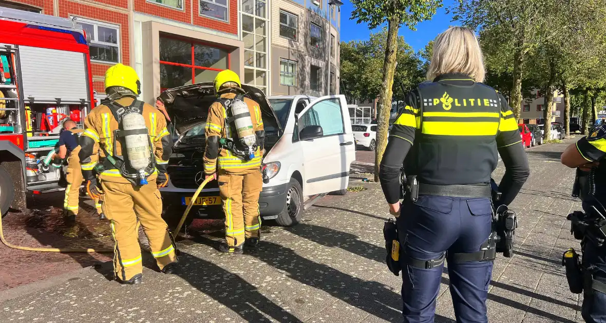 Veel rookontwikkeling bij brand in auto - Foto 3