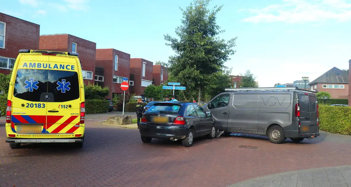 Bestelbus en personenauto botsen op elkaar