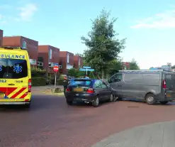 Bestelbus en personenauto botsen op elkaar