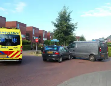 Bestelbus en personenauto botsen op elkaar