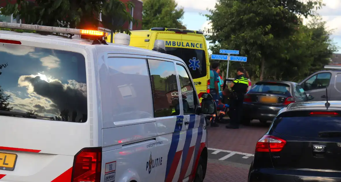 Bestelbus en personenauto botsen op elkaar - Foto 1