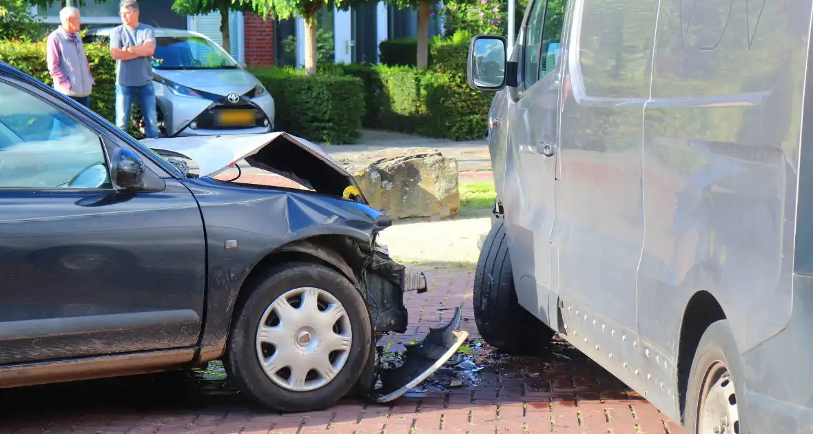 Bestelbus en personenauto botsen op elkaar - Foto 2