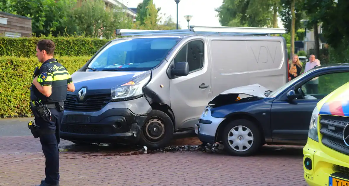 Bestelbus en personenauto botsen op elkaar - Foto 3