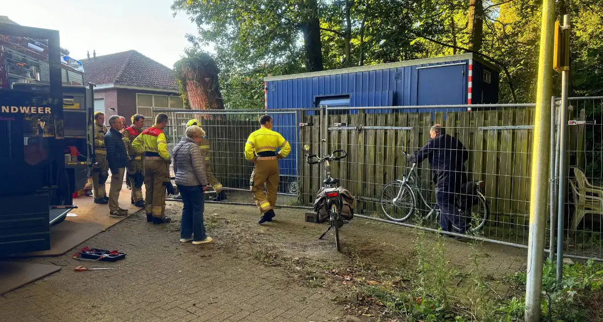 Brandweer bevrijdt fietser die achter gesloten stond