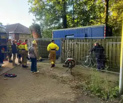 Brandweer bevrijdt fietser die achter gesloten stond