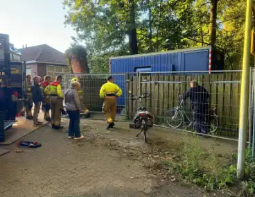 Brandweer bevrijdt fietser die achter gesloten stond