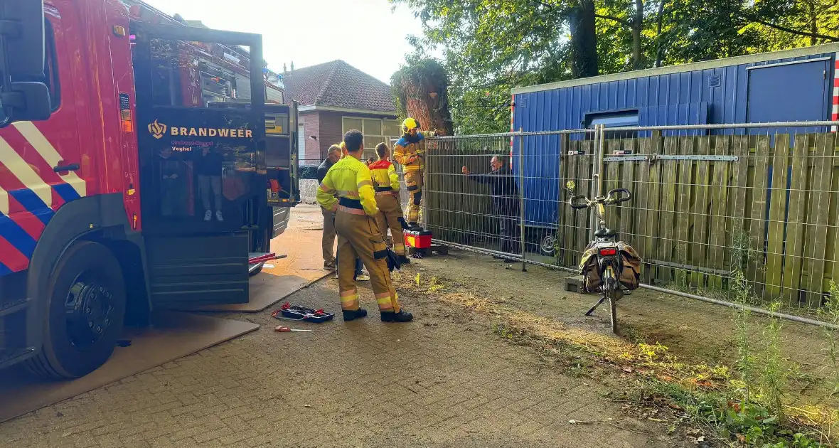 Brandweer bevrijdt fietser die achter gesloten stond - Foto 4