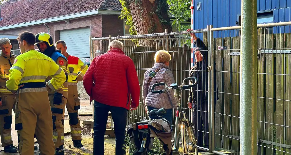 Brandweer bevrijdt fietser die achter gesloten stond - Foto 8