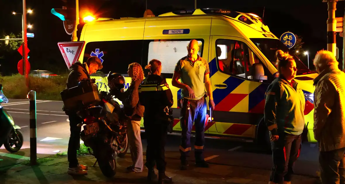 Motorrijder en fietser in botsing bij verkeerslicht