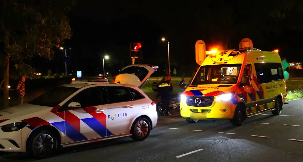 Motorrijder en fietser in botsing bij verkeerslicht - Foto 1