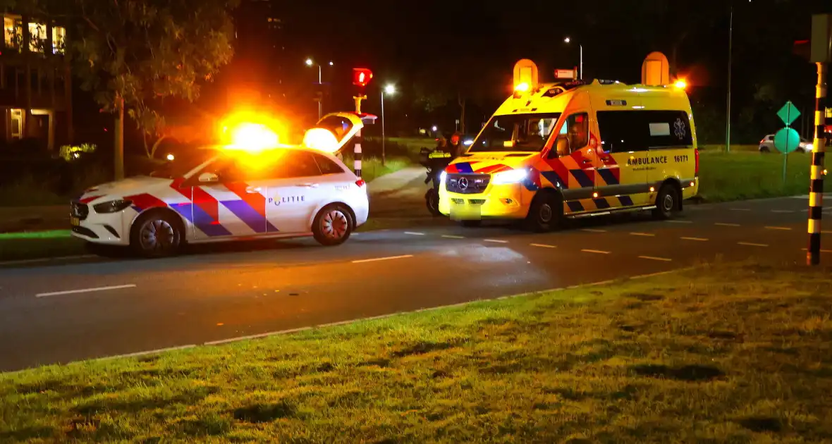 Motorrijder en fietser in botsing bij verkeerslicht - Foto 2