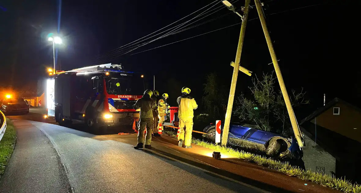 Auto komt met twee wielen van de grond na botsing