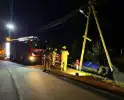 Auto komt met twee wielen van de grond na botsing