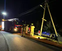 Auto komt met twee wielen van de grond na botsing