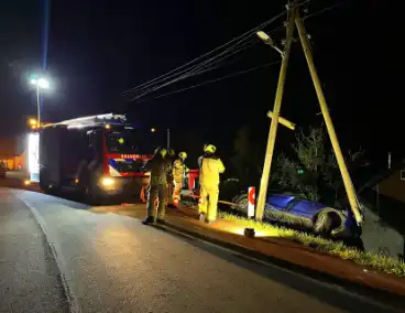 Auto komt met twee wielen van de grond na botsing