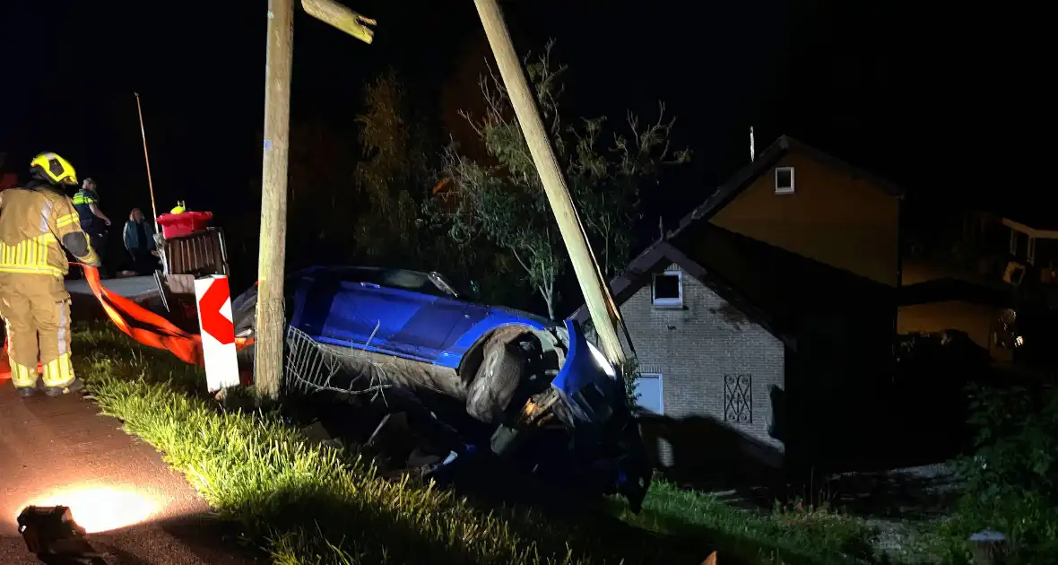 Auto komt met twee wielen van de grond na botsing - Foto 1