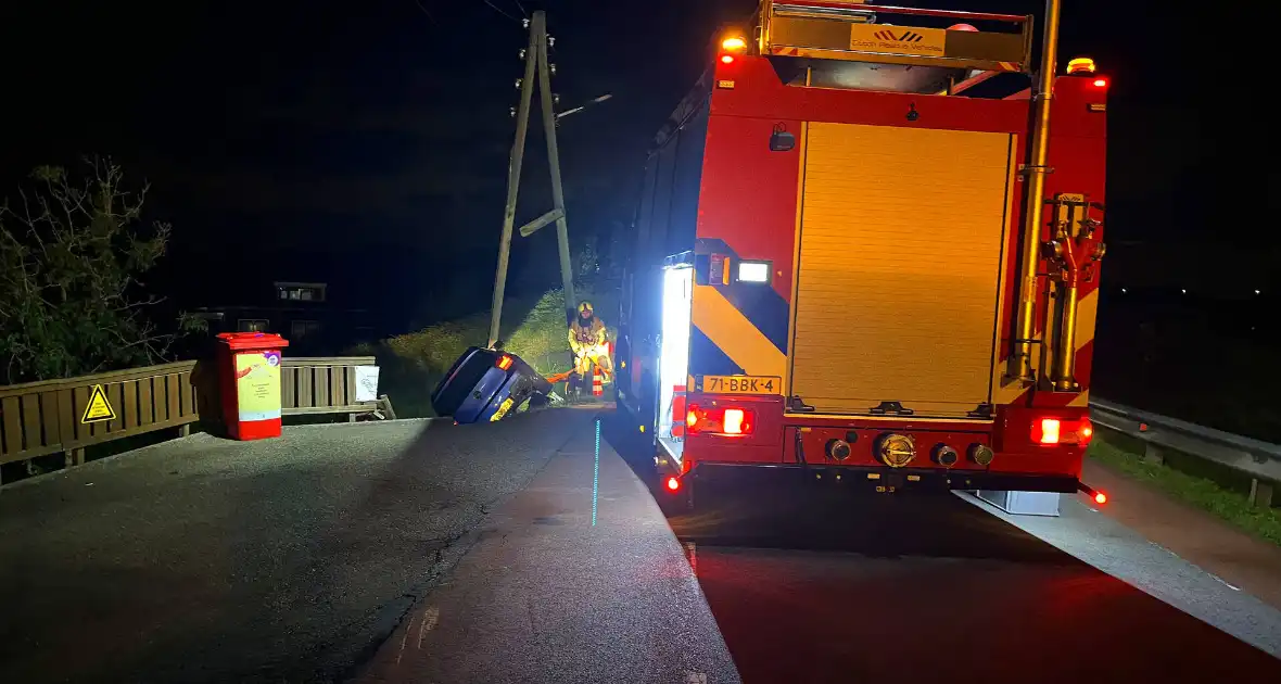 Auto komt met twee wielen van de grond na botsing - Foto 10