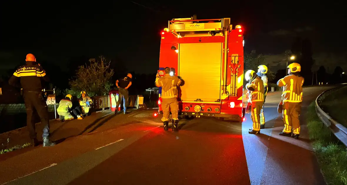 Auto komt met twee wielen van de grond na botsing - Foto 2