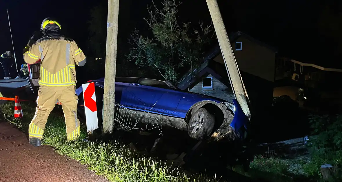 Auto komt met twee wielen van de grond na botsing - Foto 3