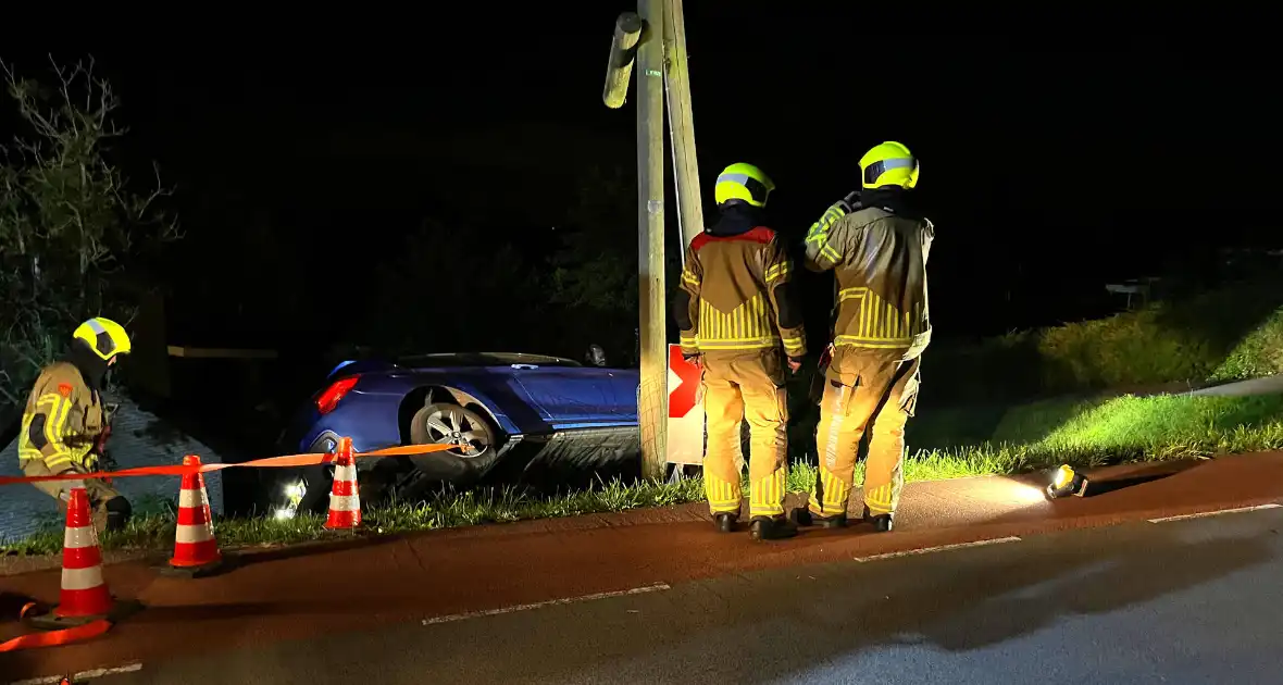 Auto komt met twee wielen van de grond na botsing - Foto 4