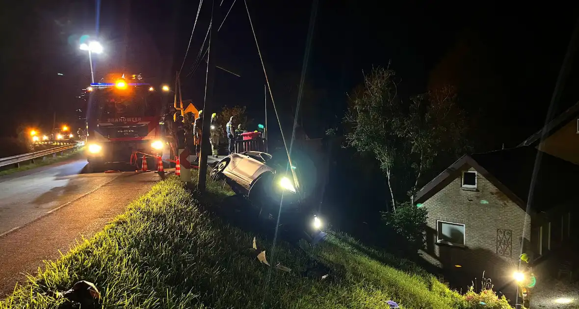 Auto komt met twee wielen van de grond na botsing - Foto 5