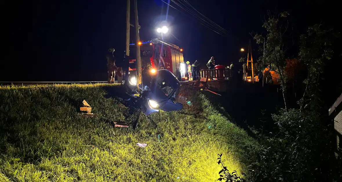 Auto komt met twee wielen van de grond na botsing - Foto 6