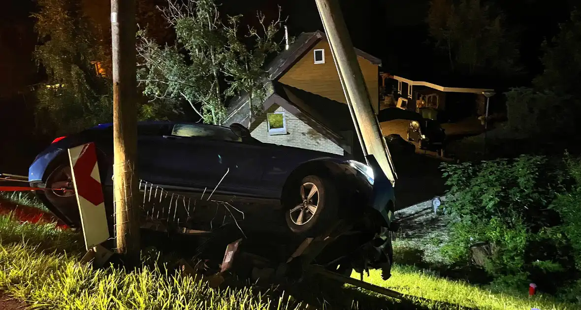 Auto komt met twee wielen van de grond na botsing - Foto 7