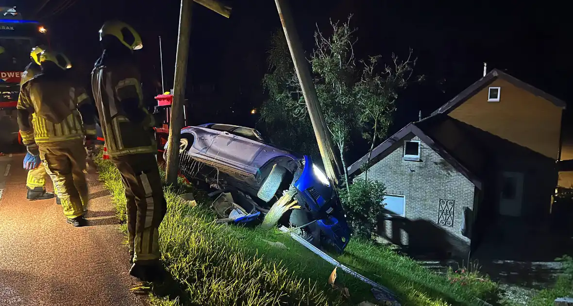 Auto komt met twee wielen van de grond na botsing - Foto 8