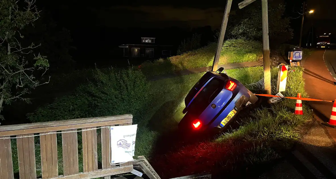 Auto komt met twee wielen van de grond na botsing - Foto 9