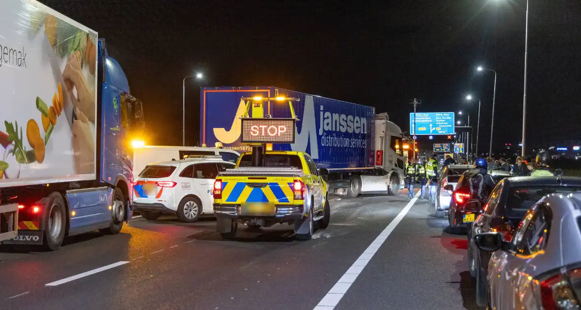 Dodelijk ongeval na botsing met vrachtwagentrailer - Foto 11