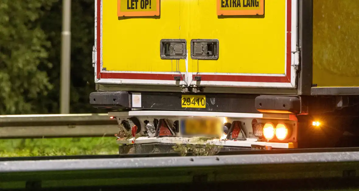 Dodelijk ongeval na botsing met vrachtwagentrailer - Foto 3