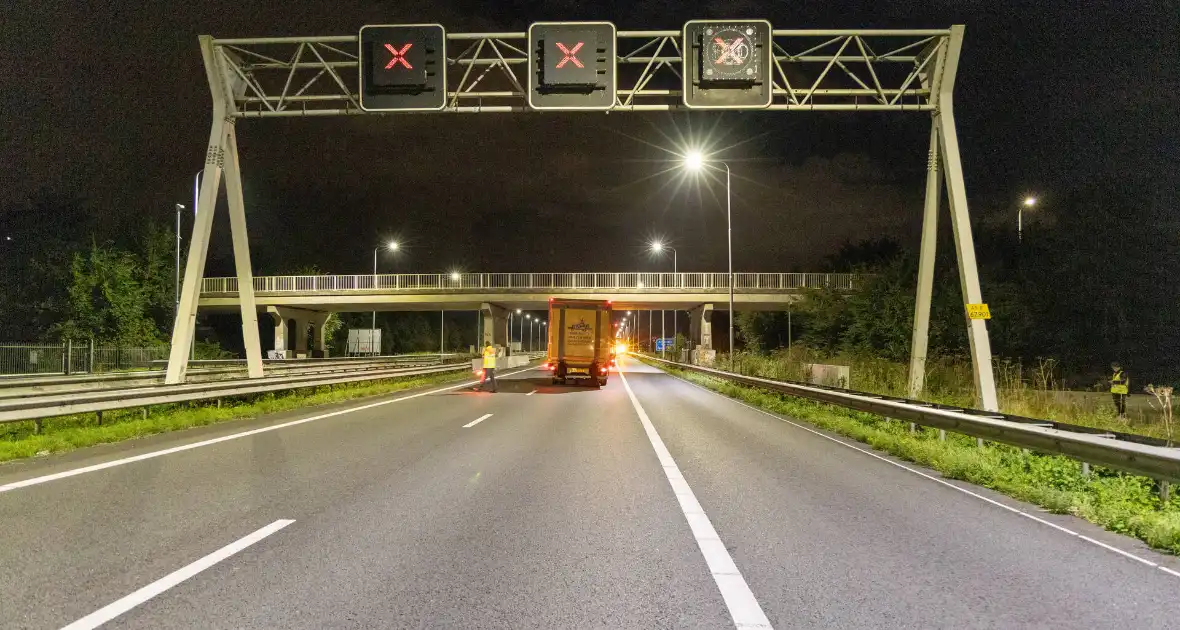 Dodelijk ongeval na botsing met vrachtwagentrailer - Foto 4