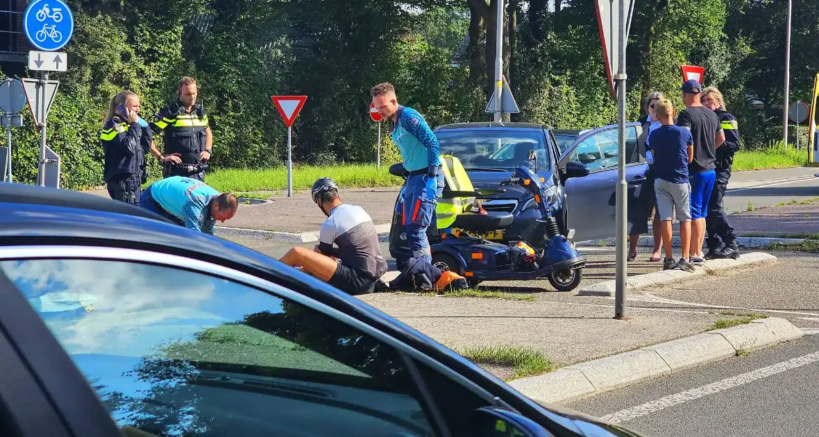 Persoon in scootmobiel gewond bij aanrijding met auto - Foto 4