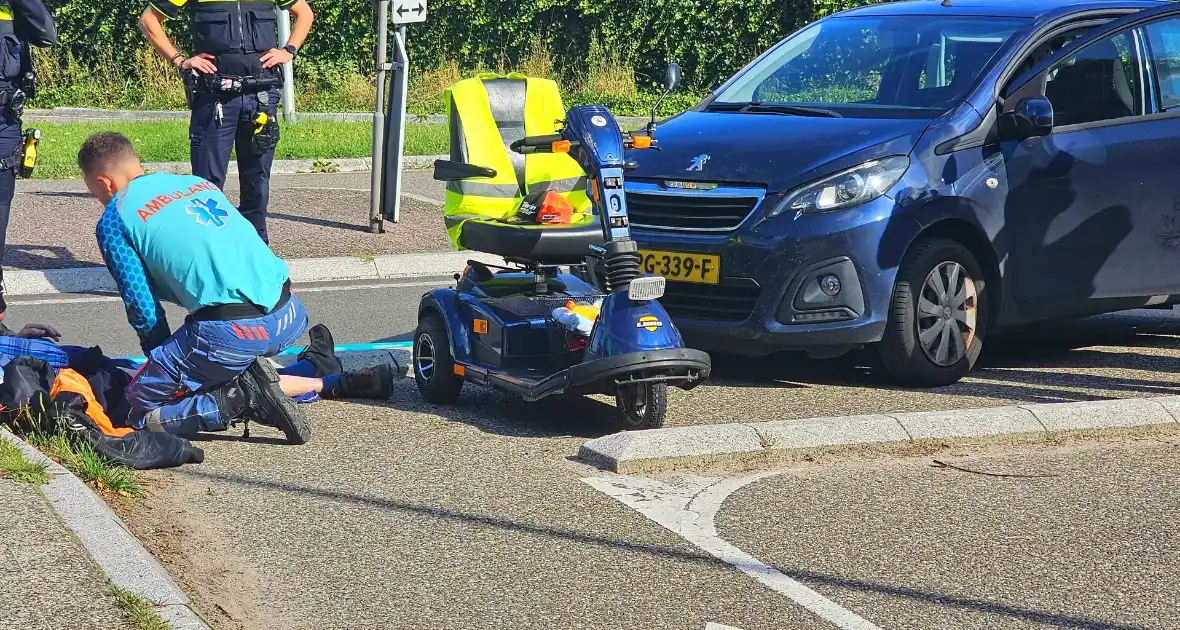 Persoon in scootmobiel gewond bij aanrijding met auto - Foto 5