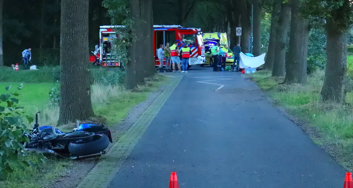 Motorrijder meters weggeslingerd bij ongeval