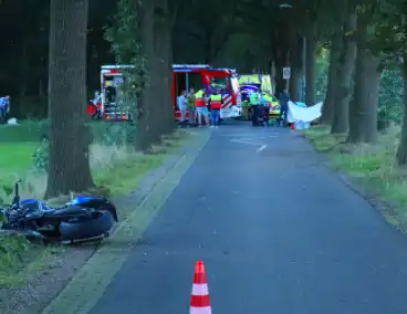 Motorrijder meters weggeslingerd bij ongeval