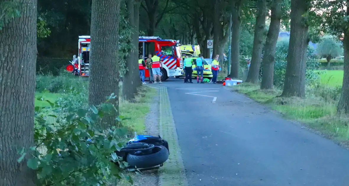 Motorrijder meters weggeslingerd bij ongeval - Foto 1