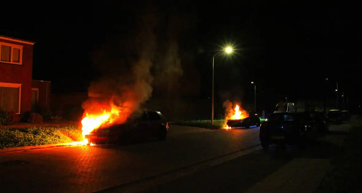 Tweetal auto's in brand gestoken