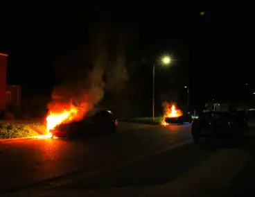 Tweetal auto's in brand gestoken